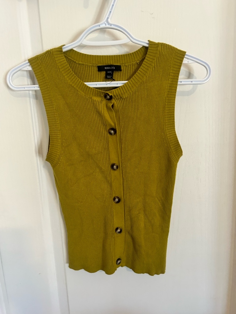 RW&CO. Olive Ribbed Button-Front Sleeveless Tank